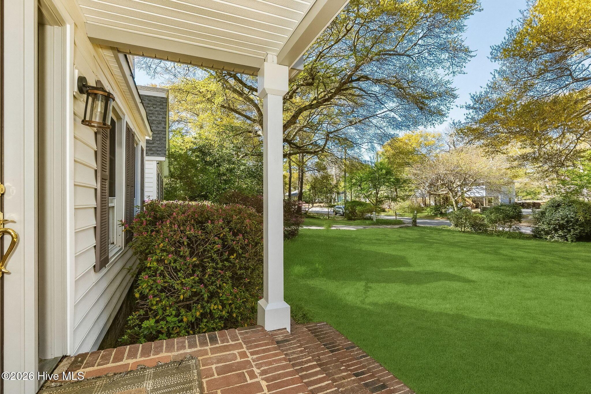 Image 3: 4-web-or-mls-chadwick-visuals-428-holly-