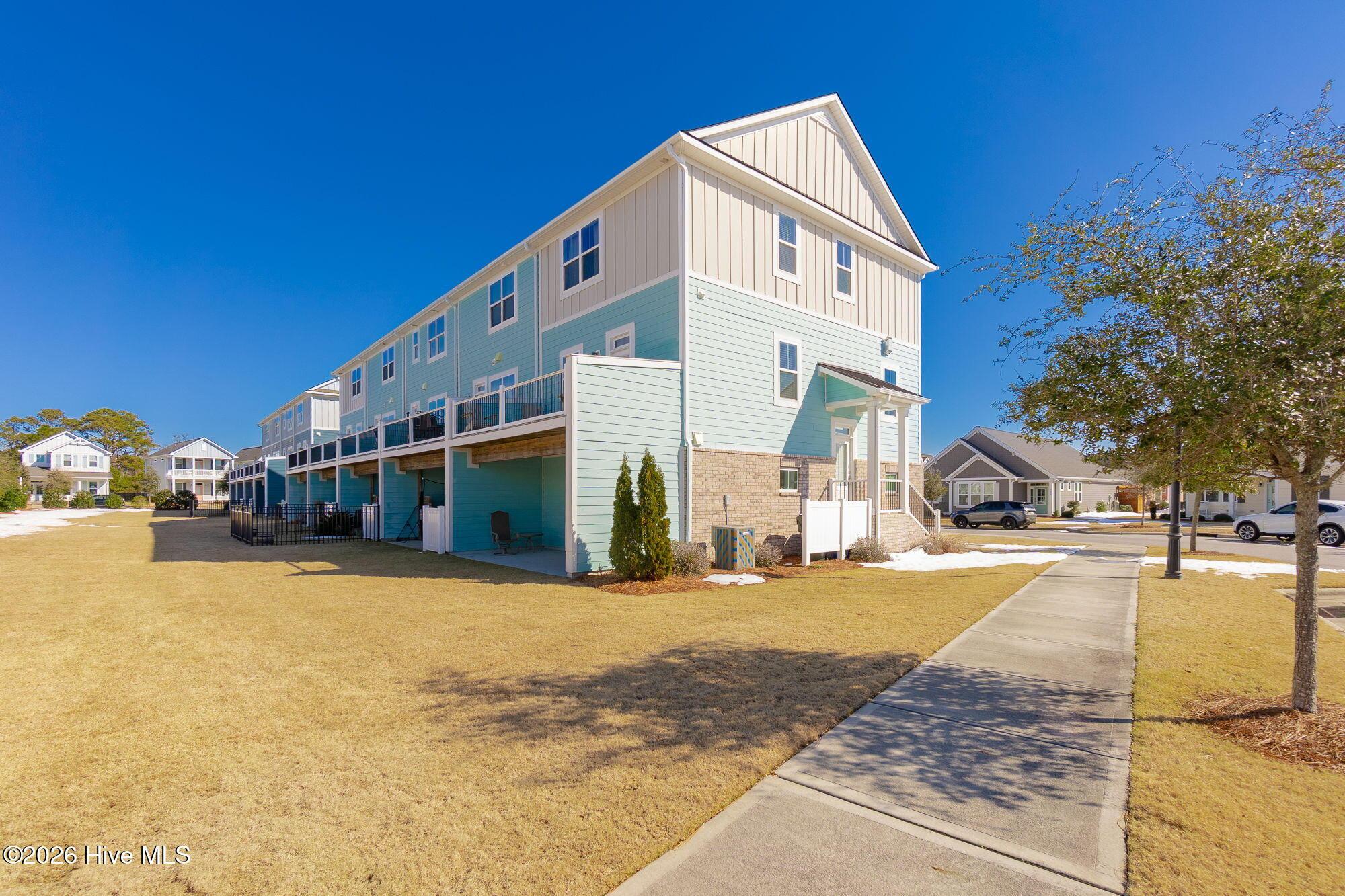 Image 4: Back of Townhome