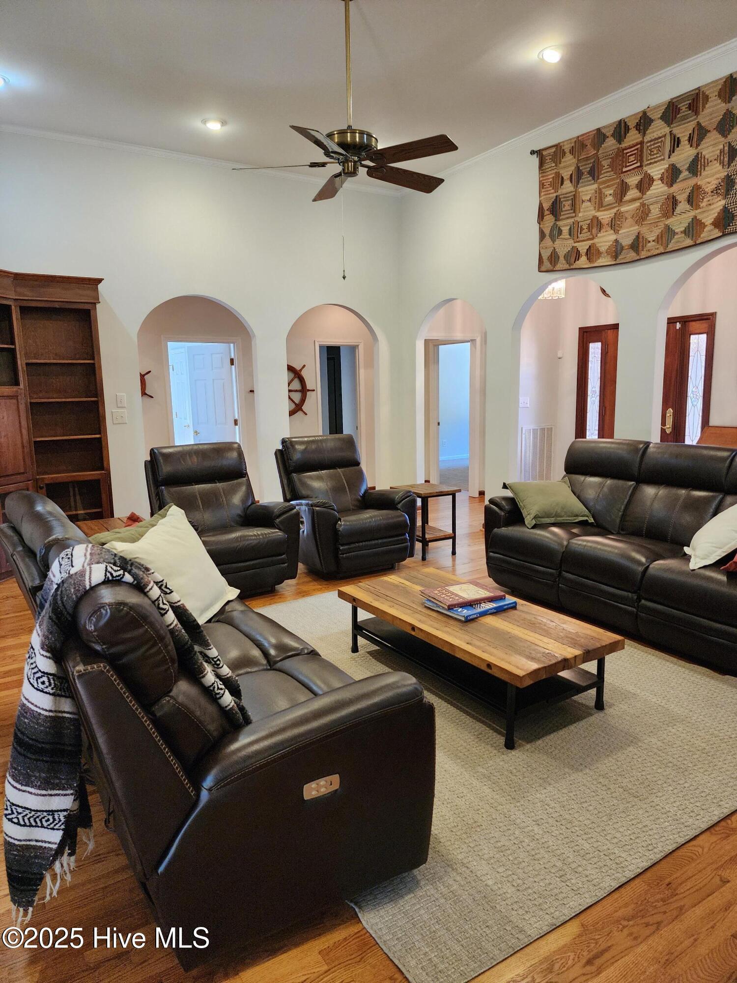 Image 4: Very large LR