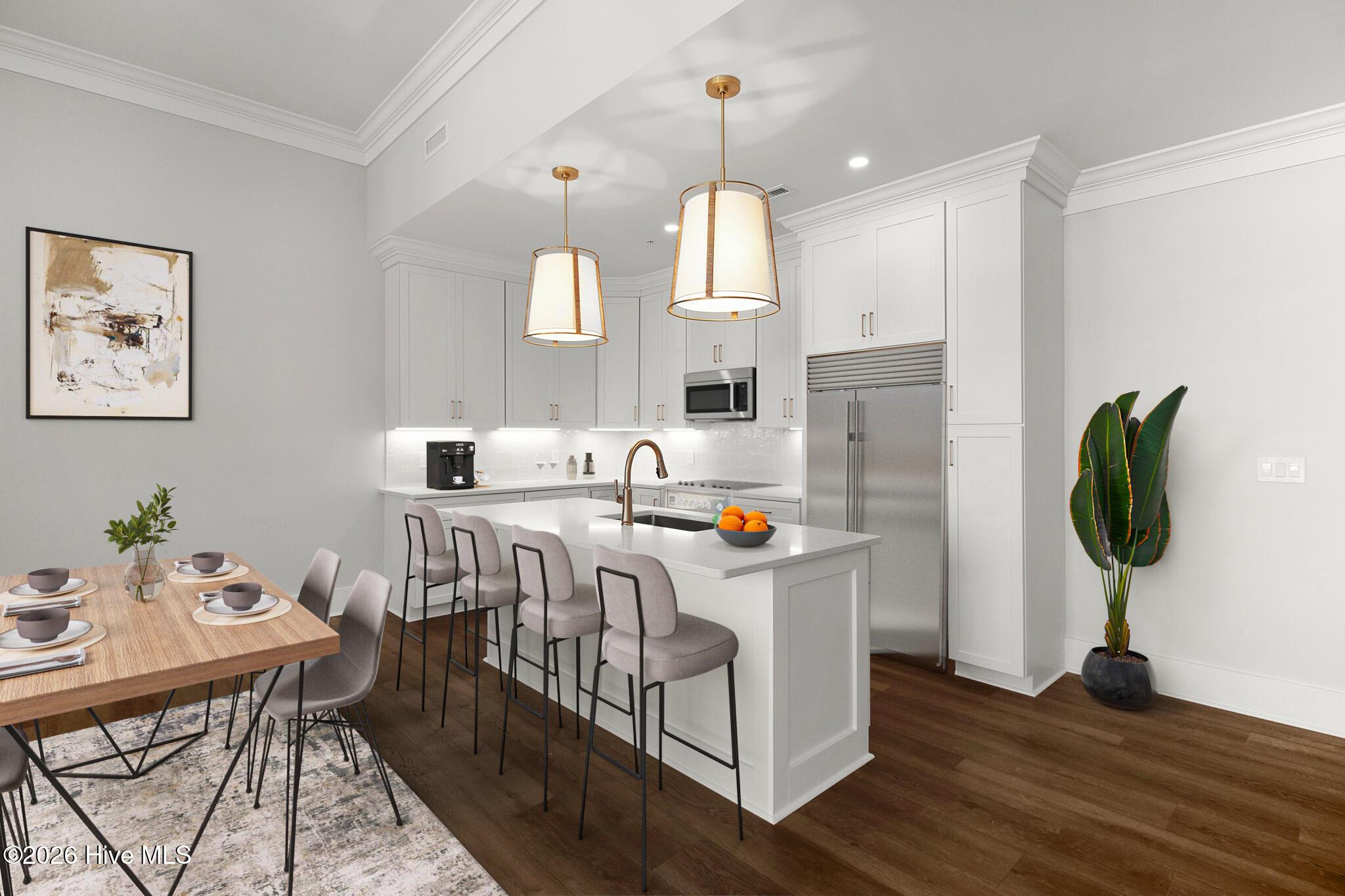 Image 3: Kitchen w/ Island