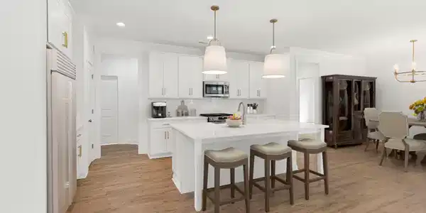 Image 2: Kitchen with Island