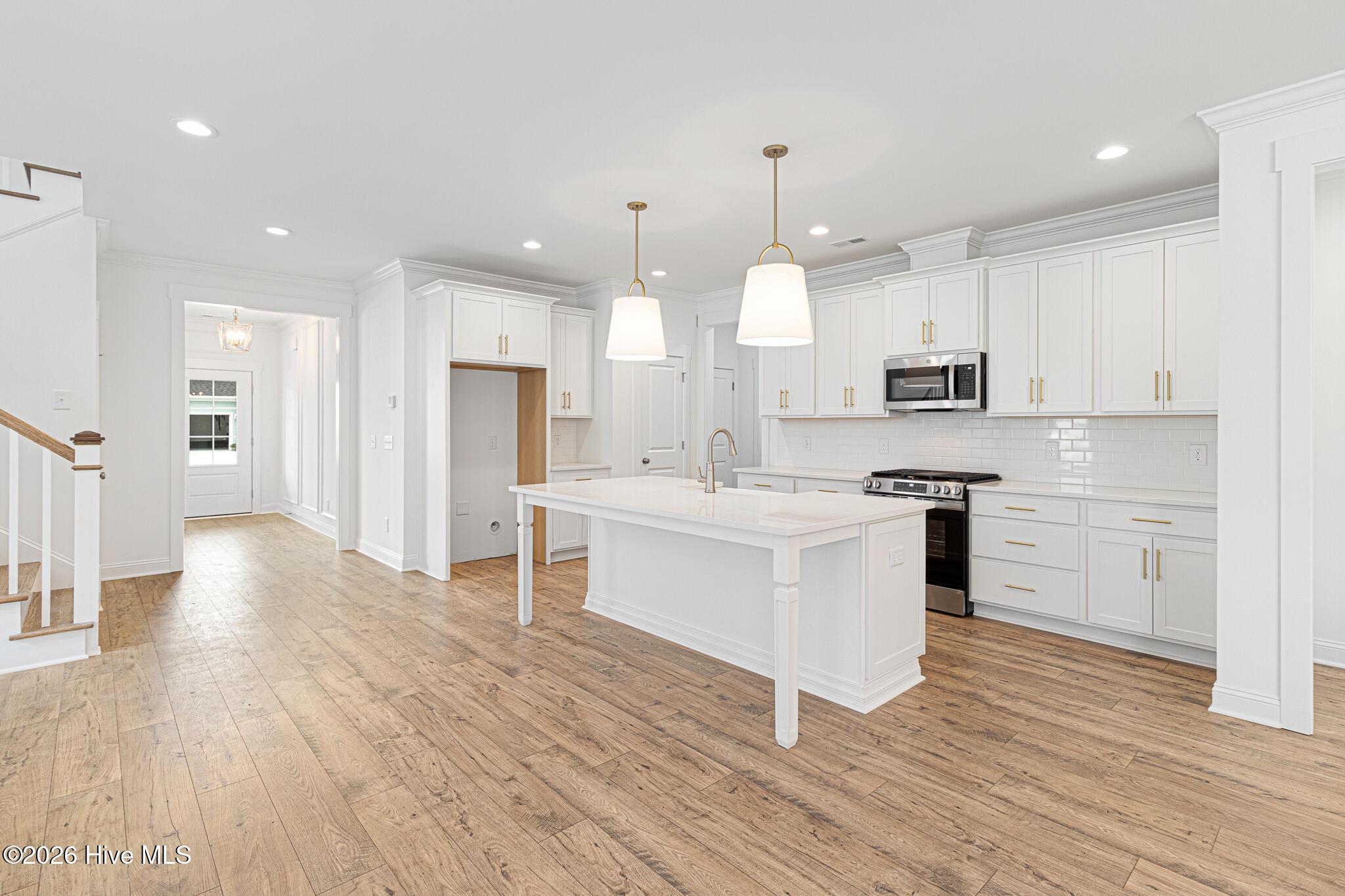 Image 3: Kitchen with Island(1)