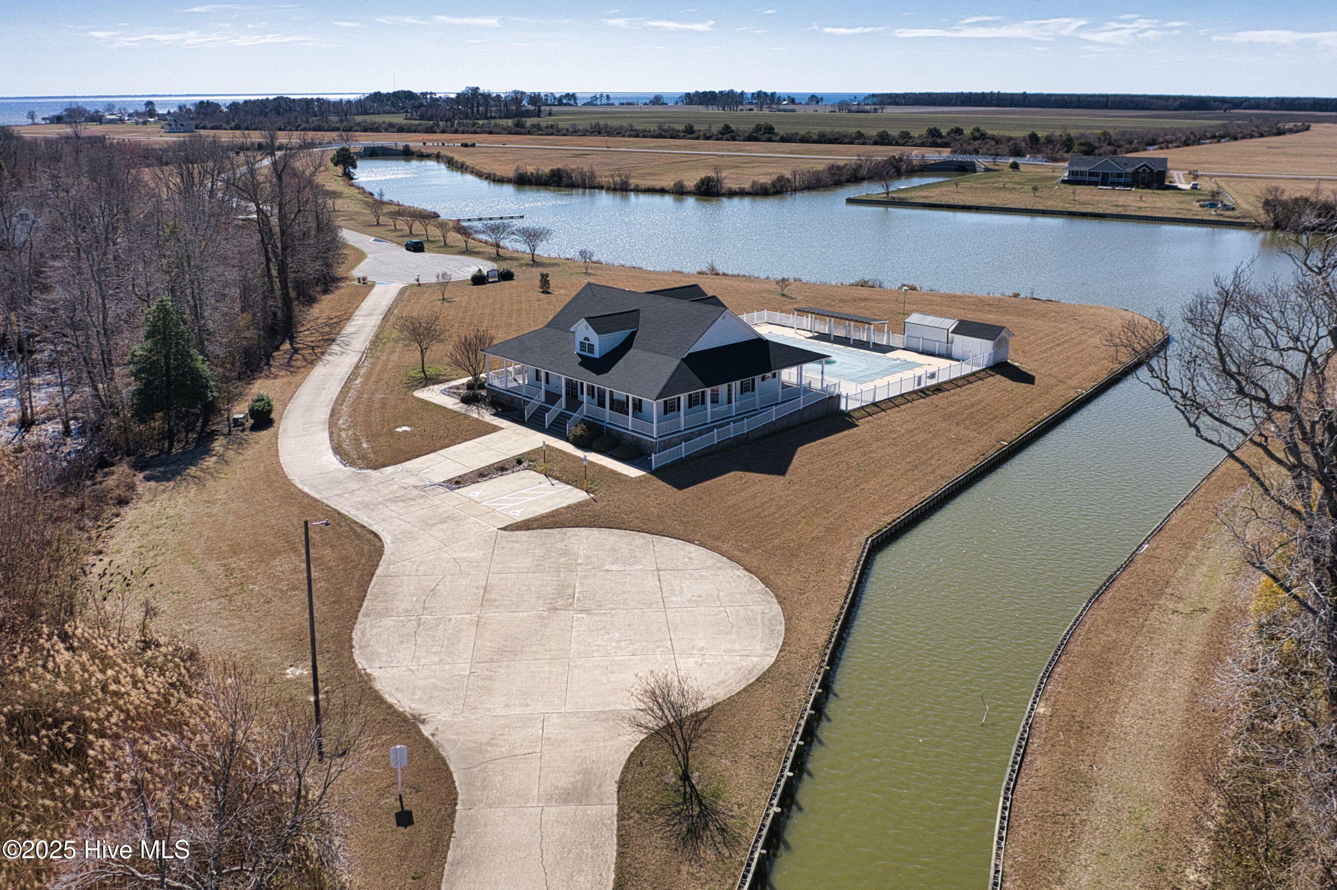 Image 2: clubhouse4