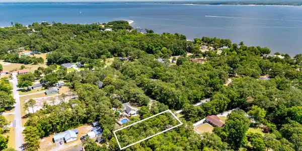 114 Lakeshore Drive