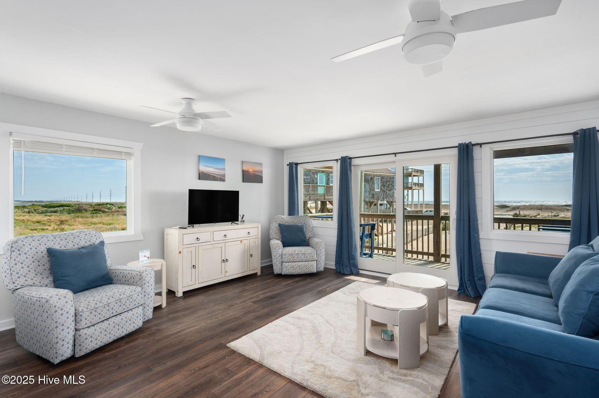 Image 4: Living room