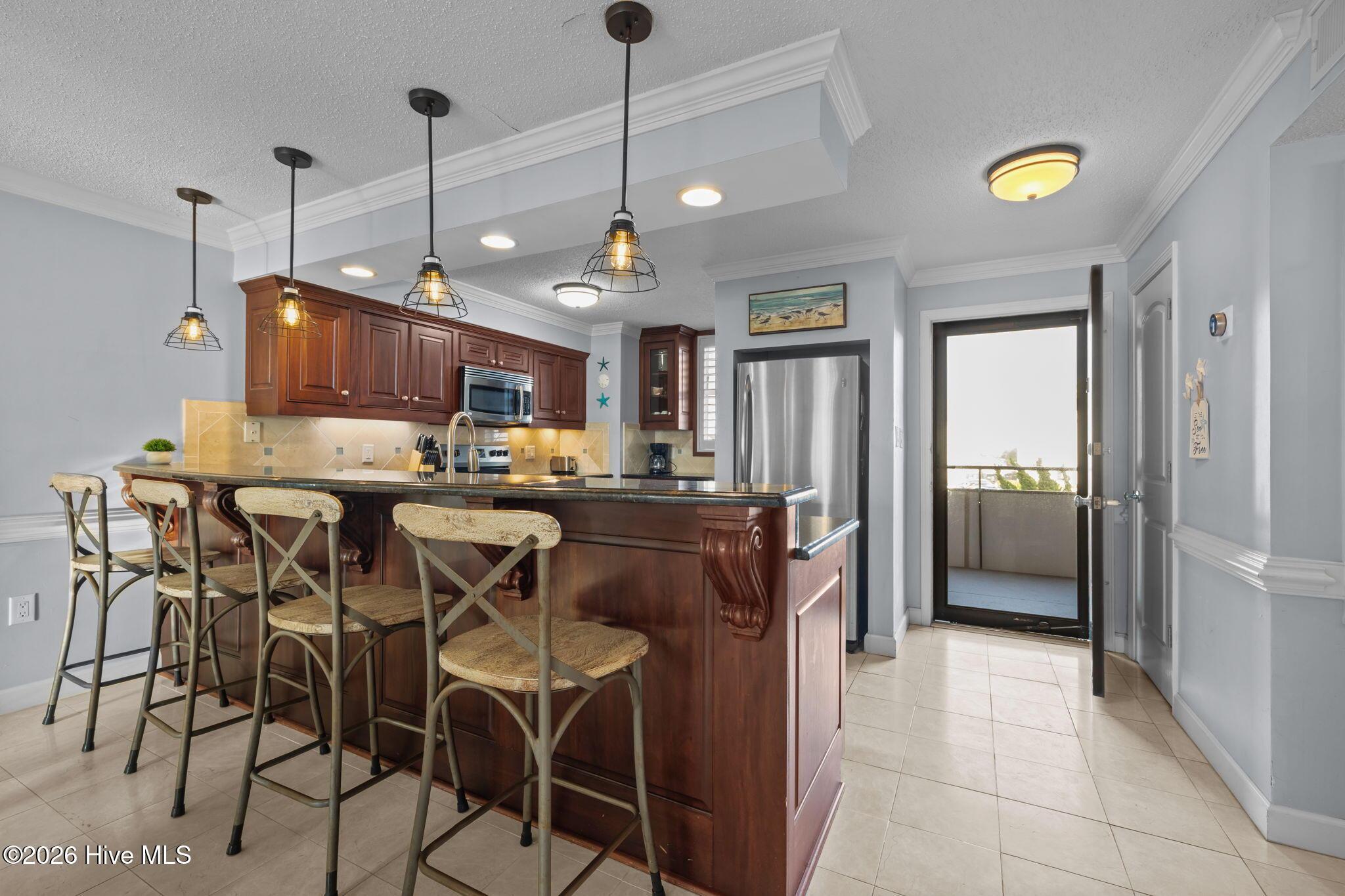 Image 3: Bar Dining/Kitchen