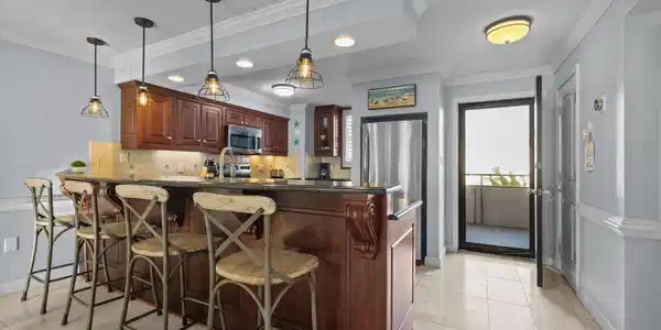Image 3: Bar Dining/Kitchen