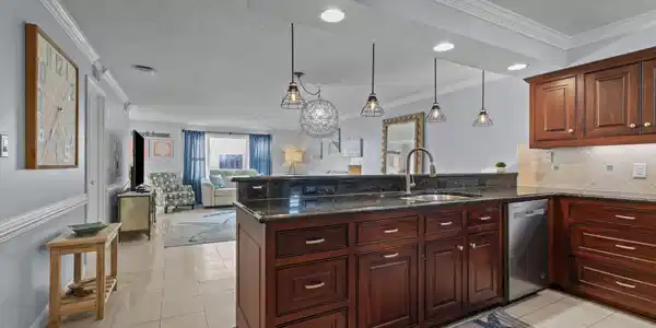 Image 4: Bar