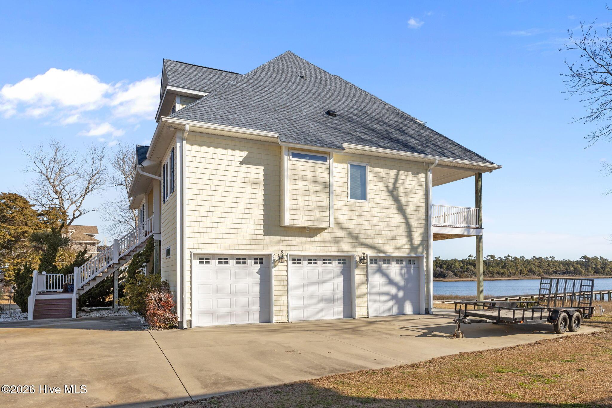 Image 4: Three Car Garage