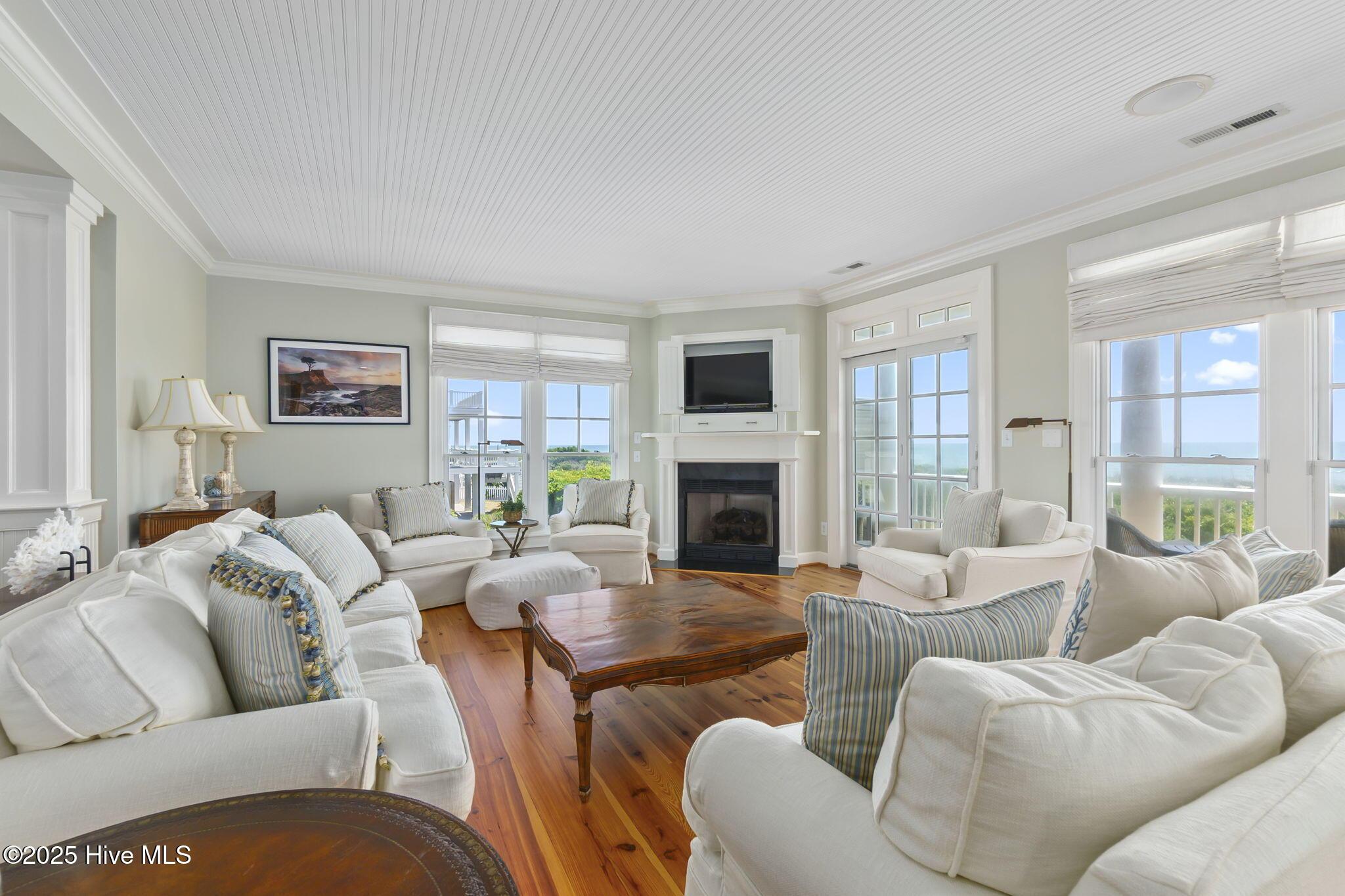 Image 3: Light-filled LR w/ fireplace