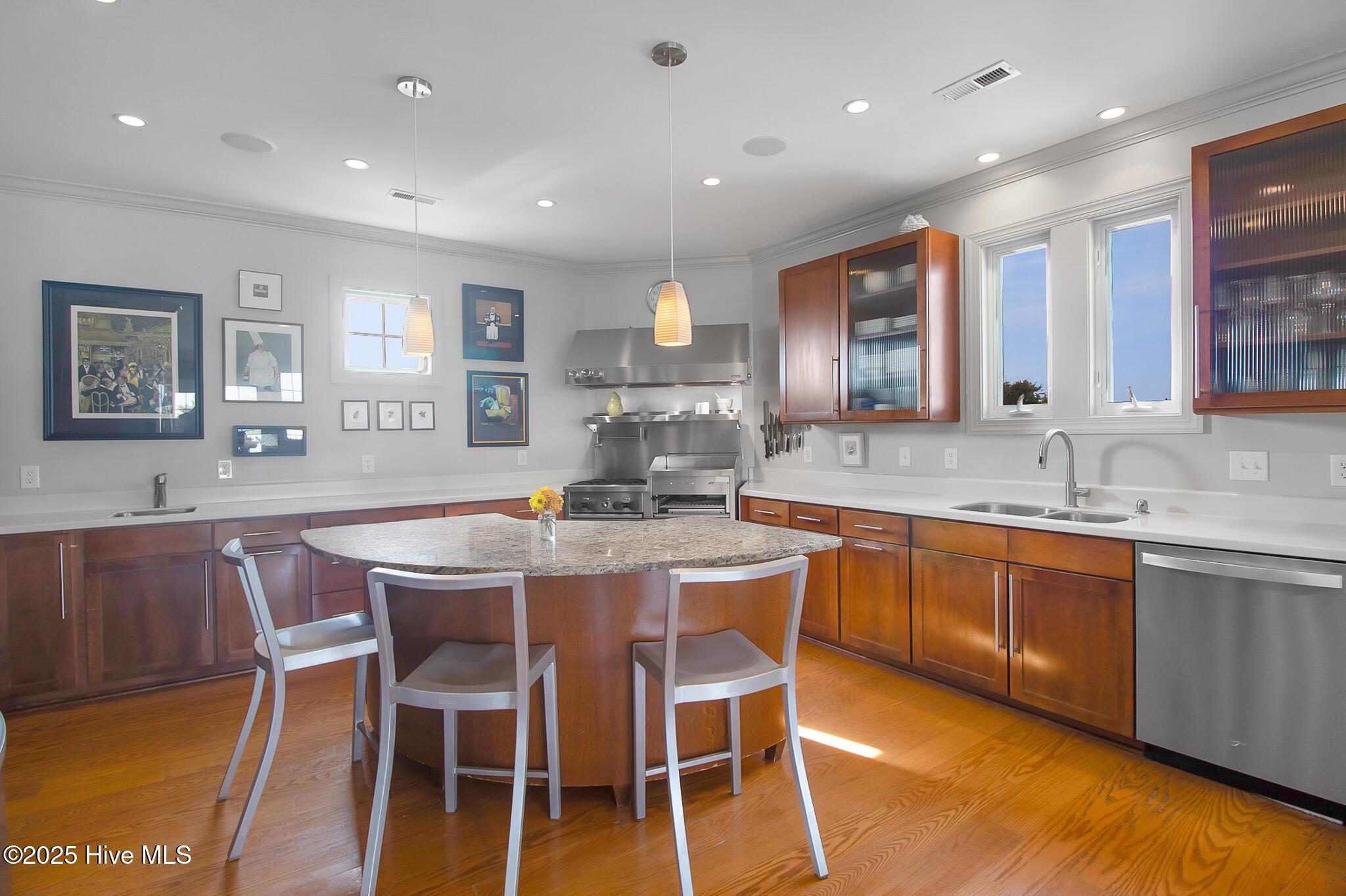 Image 3: Chef's kitchen with granite countertops