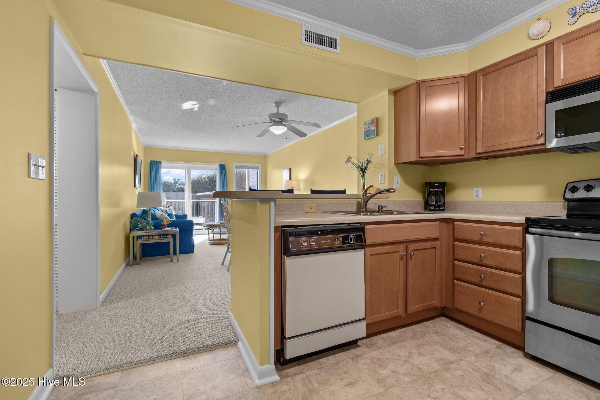 Image 4: Kitchen