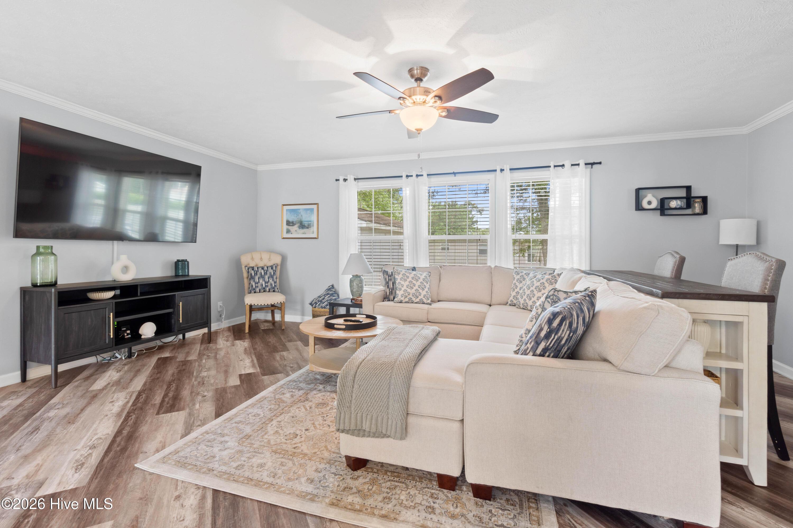 Image 3: Living Room