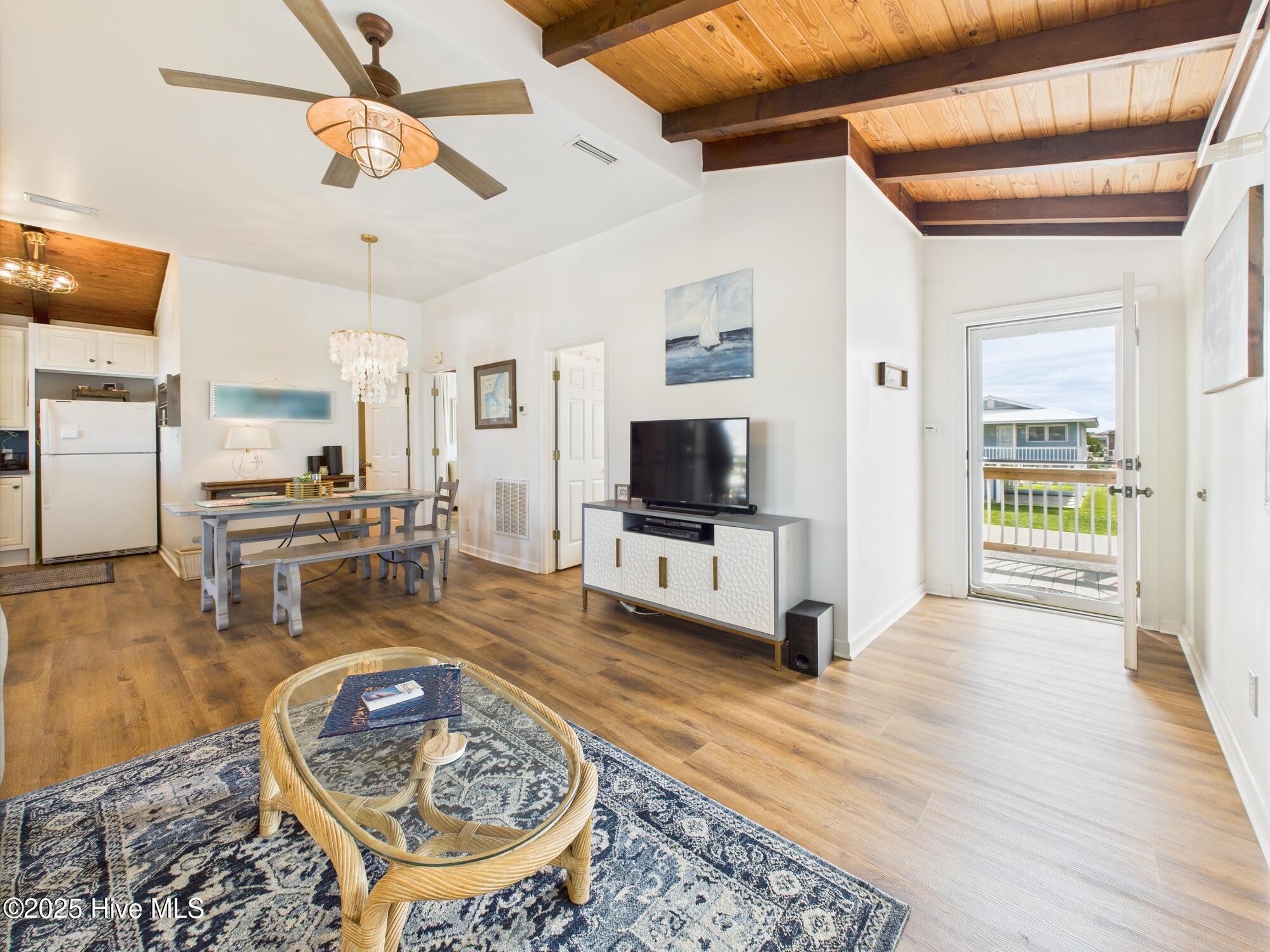 Image 4: Living/Dining Room