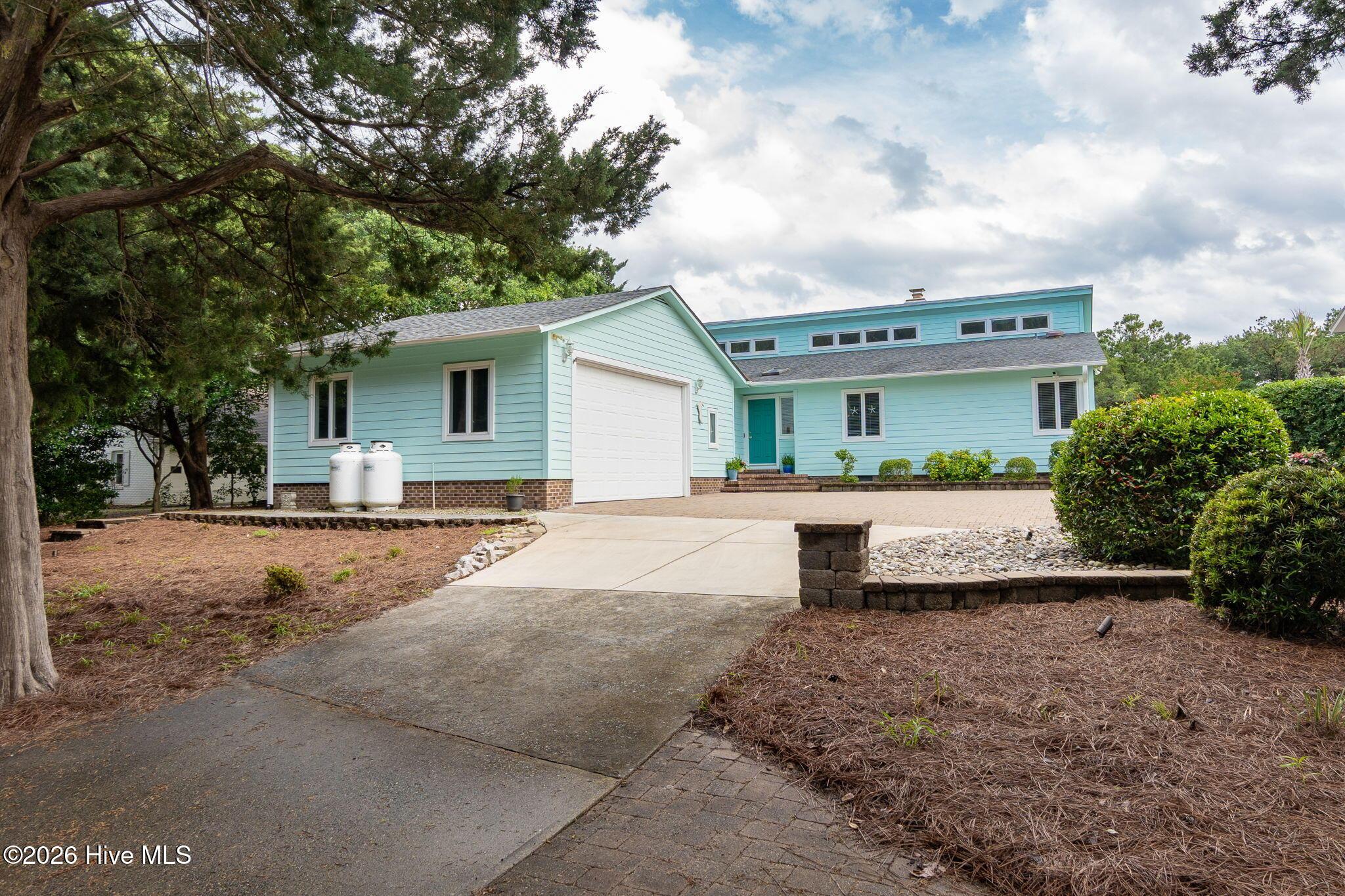 Image 3: Driveway Entry