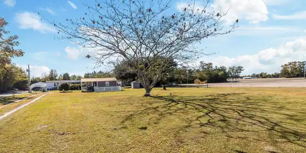 Image 3: Huge back yard