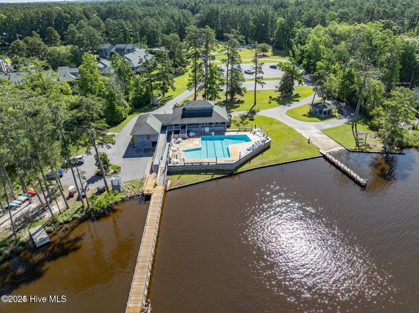 Image 4: Pool Club House