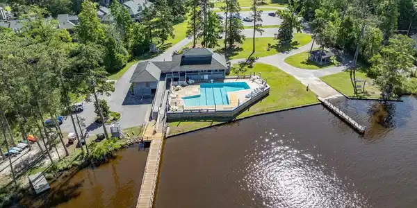 Image 4: Pool Club House