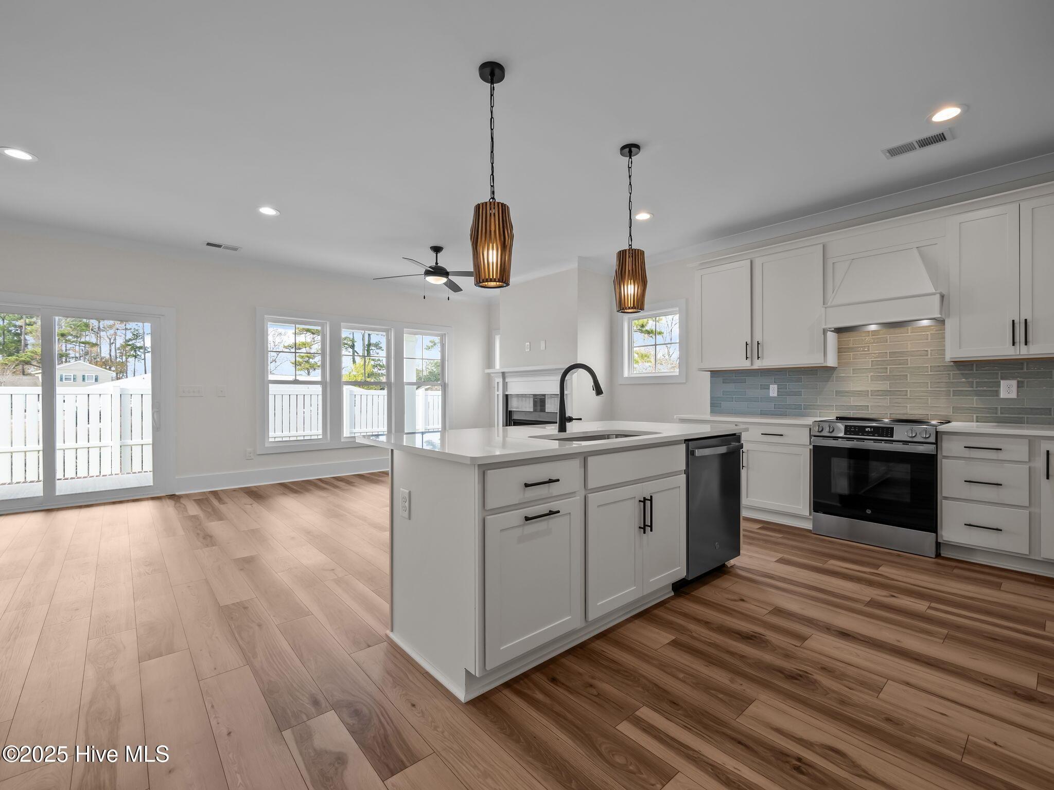 Image 4: Kitchen & Living