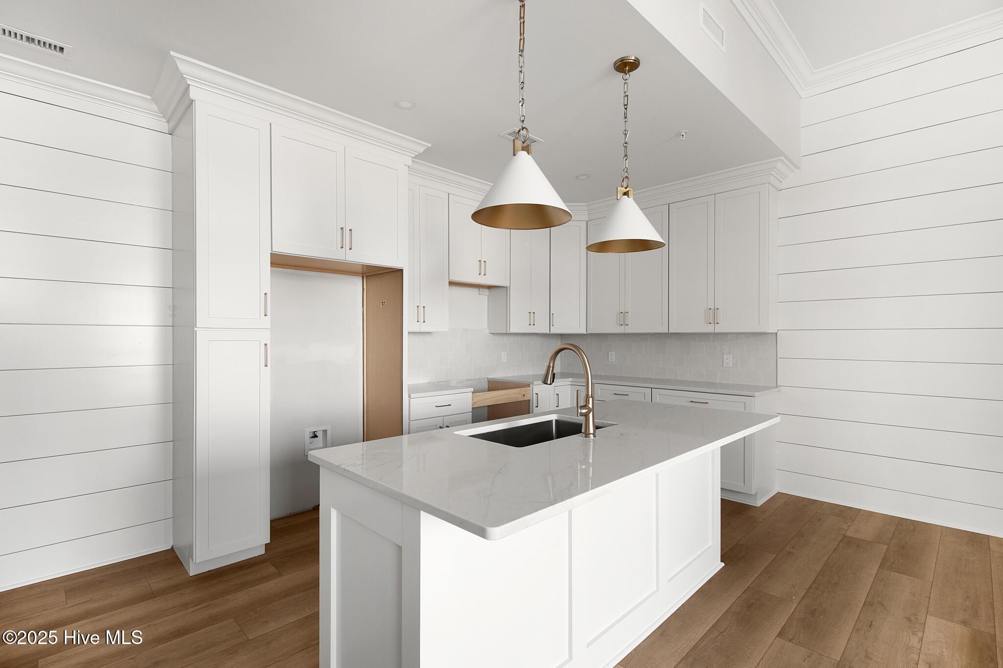 Image 4: Kitchen with Island