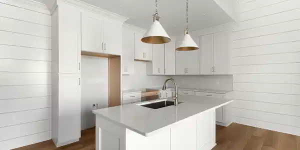 Image 4: Kitchen with Island