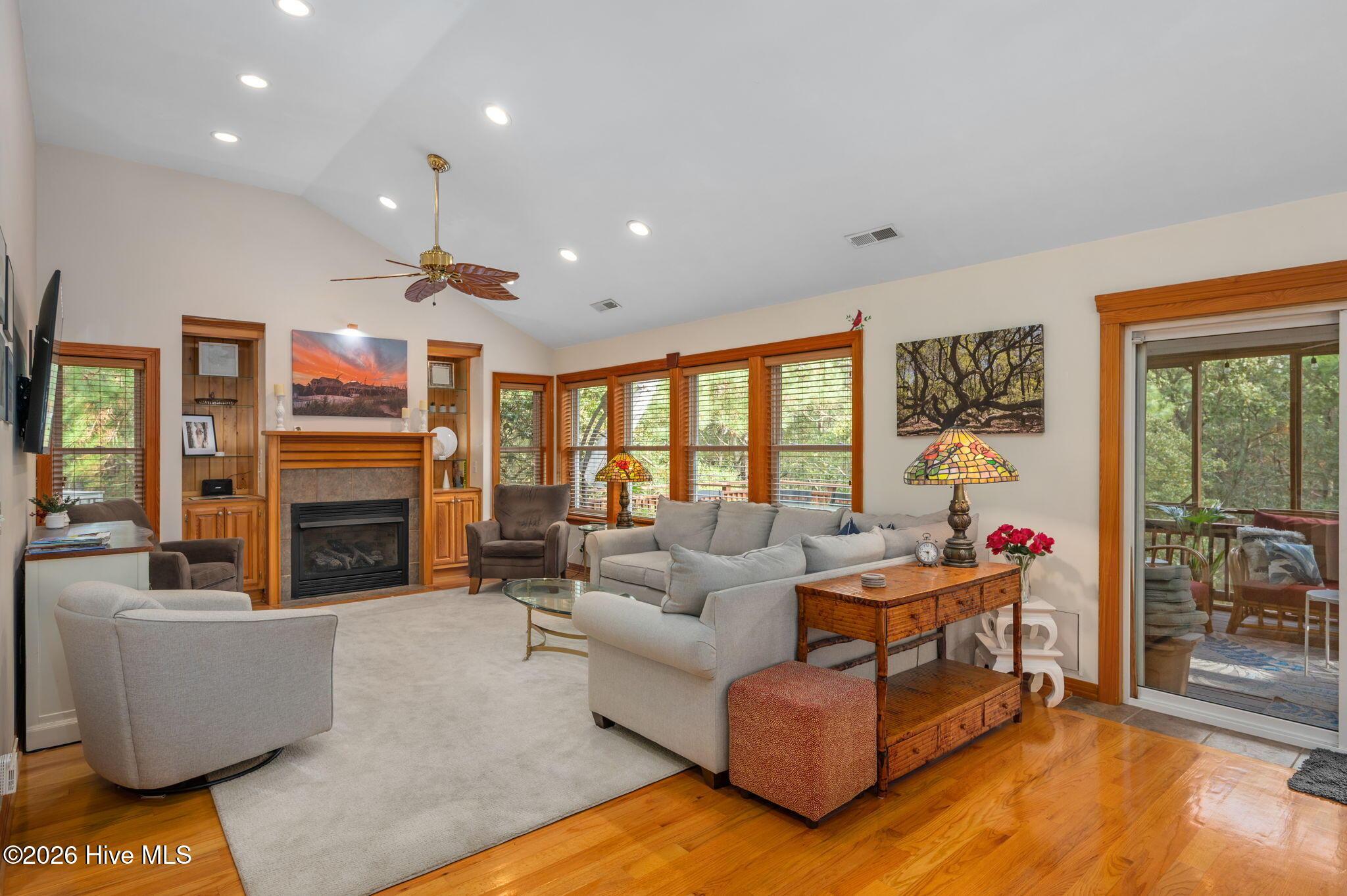 Image 3: Spacious Livig room