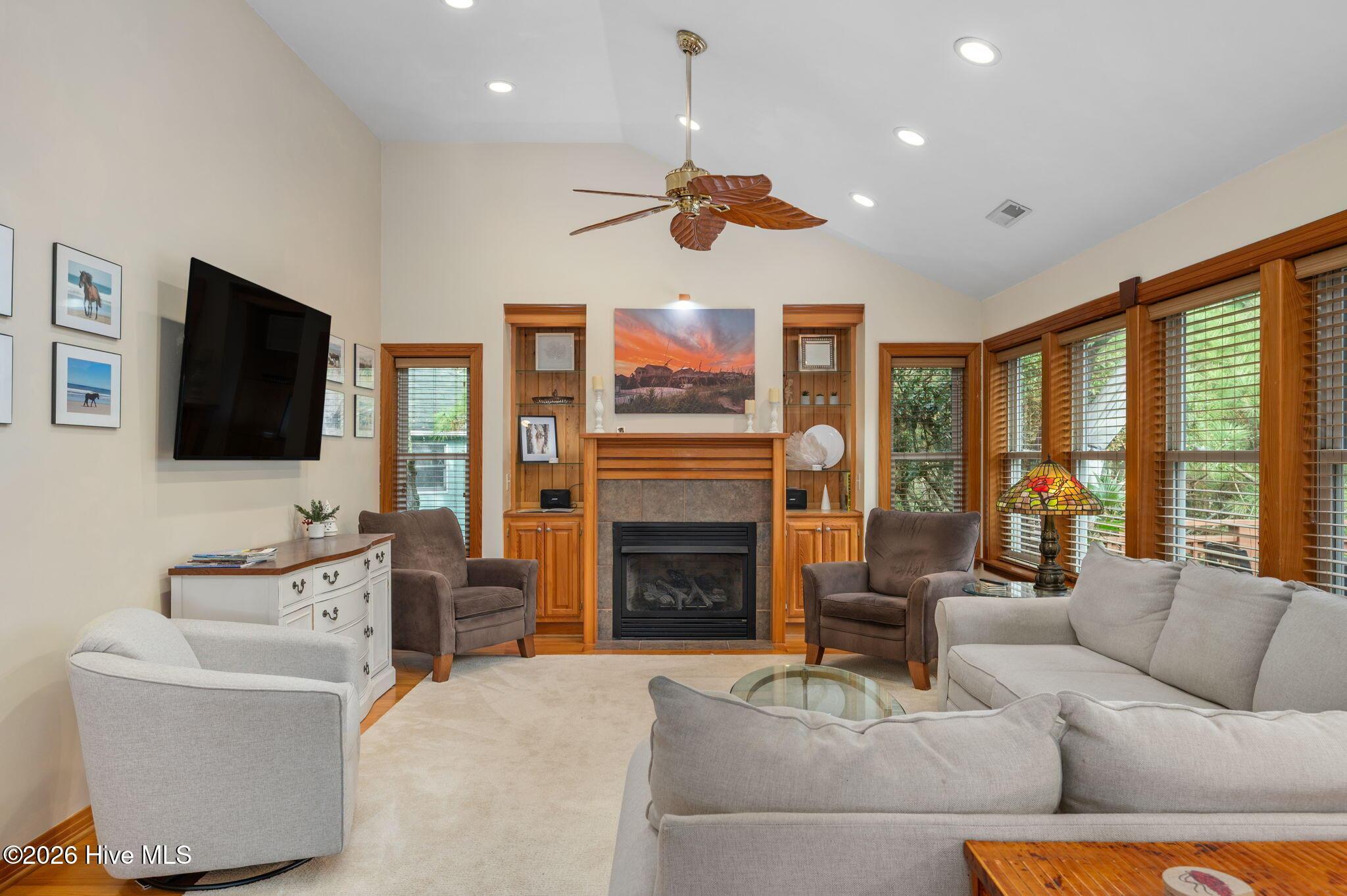 Image 4: Living room