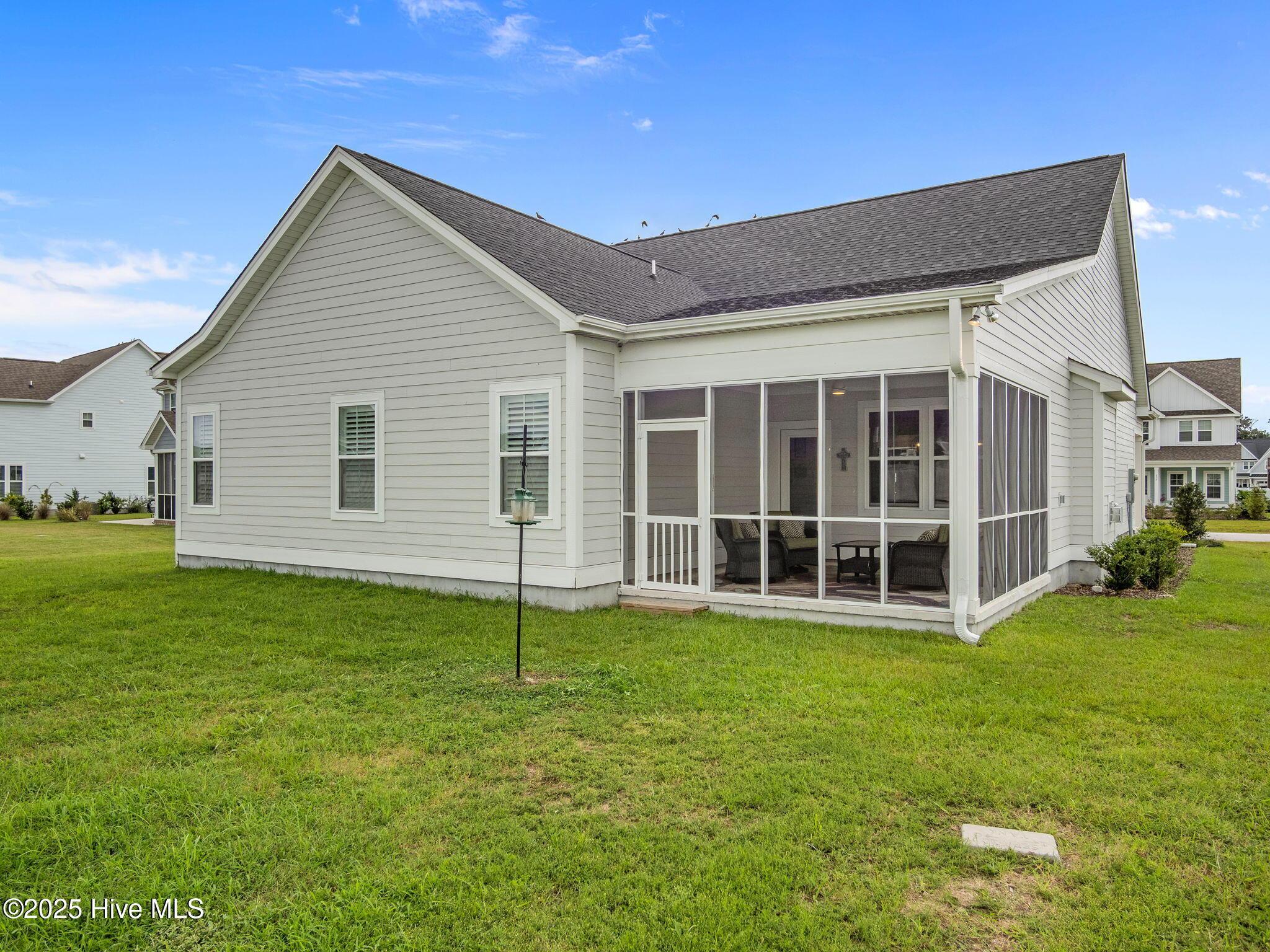 Image 2: Screen porch