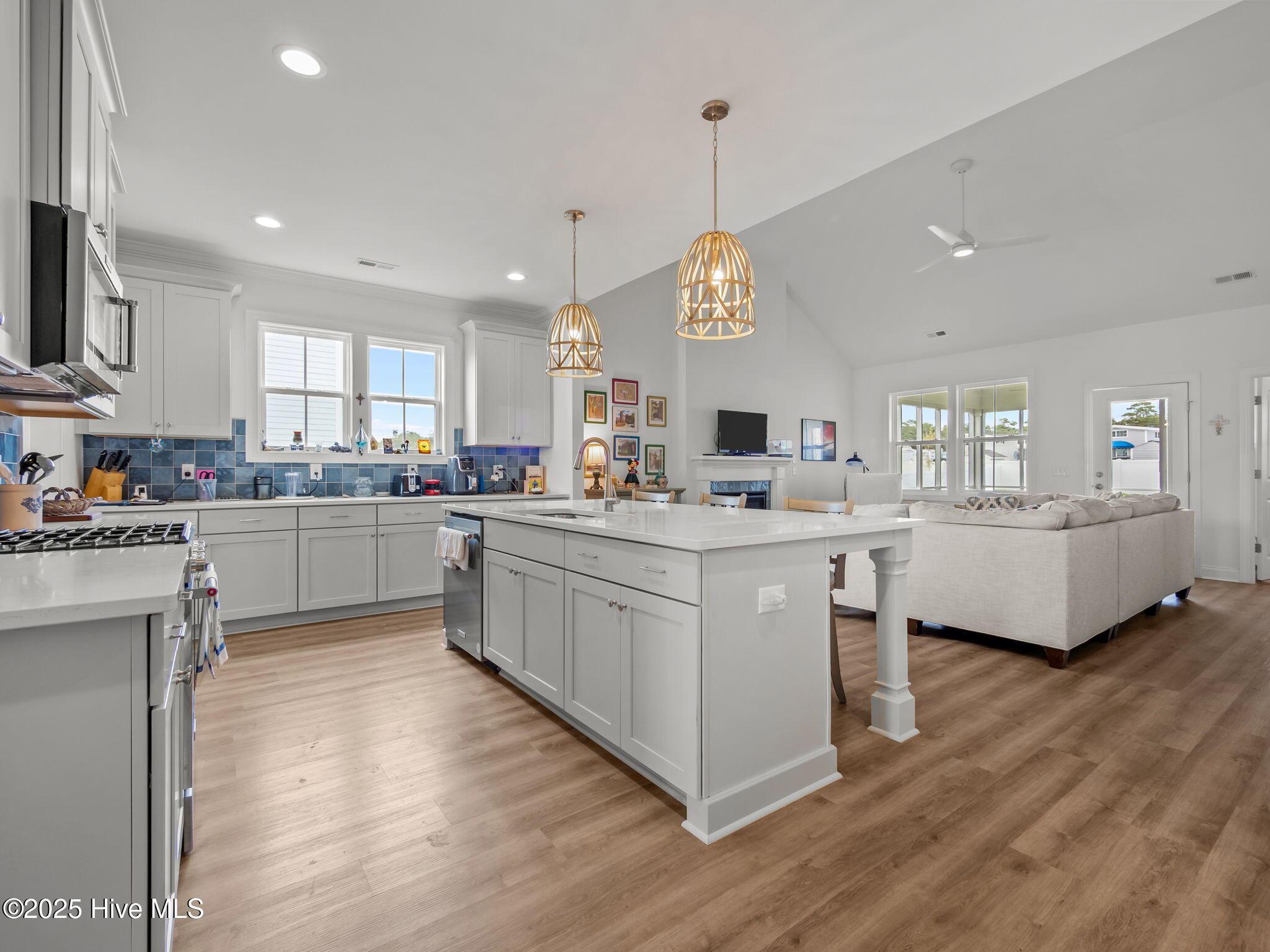 Image 3: Open layout