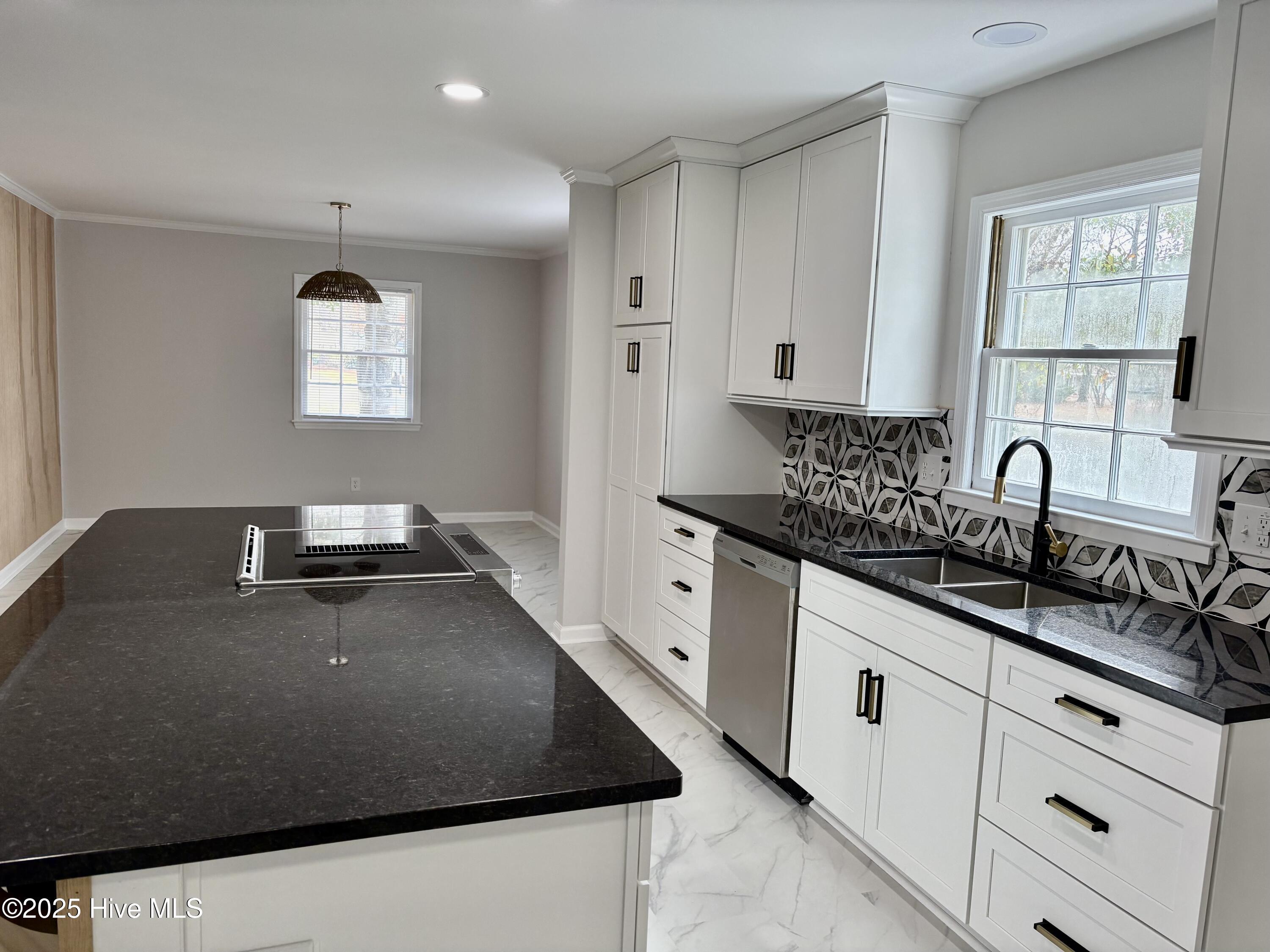 Image 3: Kitchen