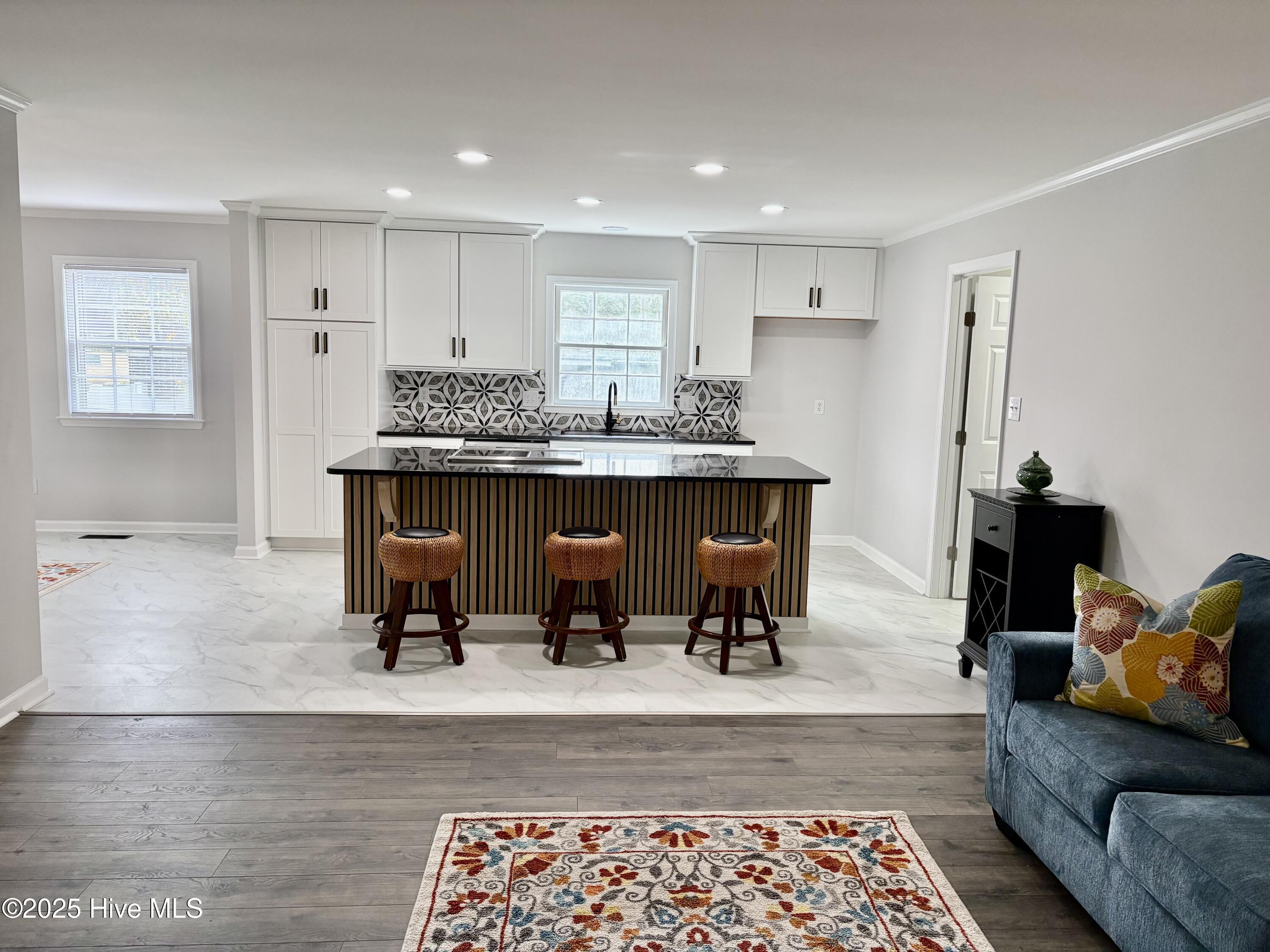 Image 4: Open floor plan
