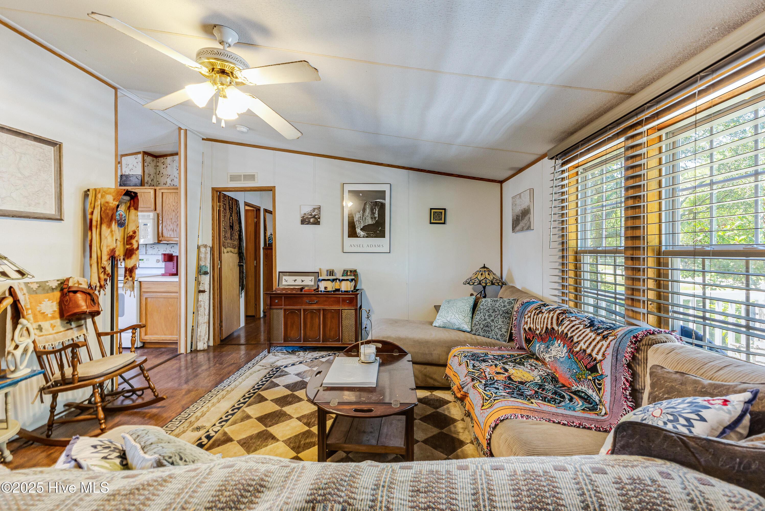 Image 4: Living Room