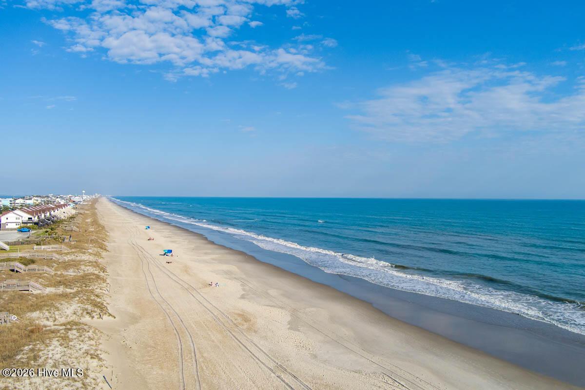 Image 3: A beautiful day in Emerald Isle!