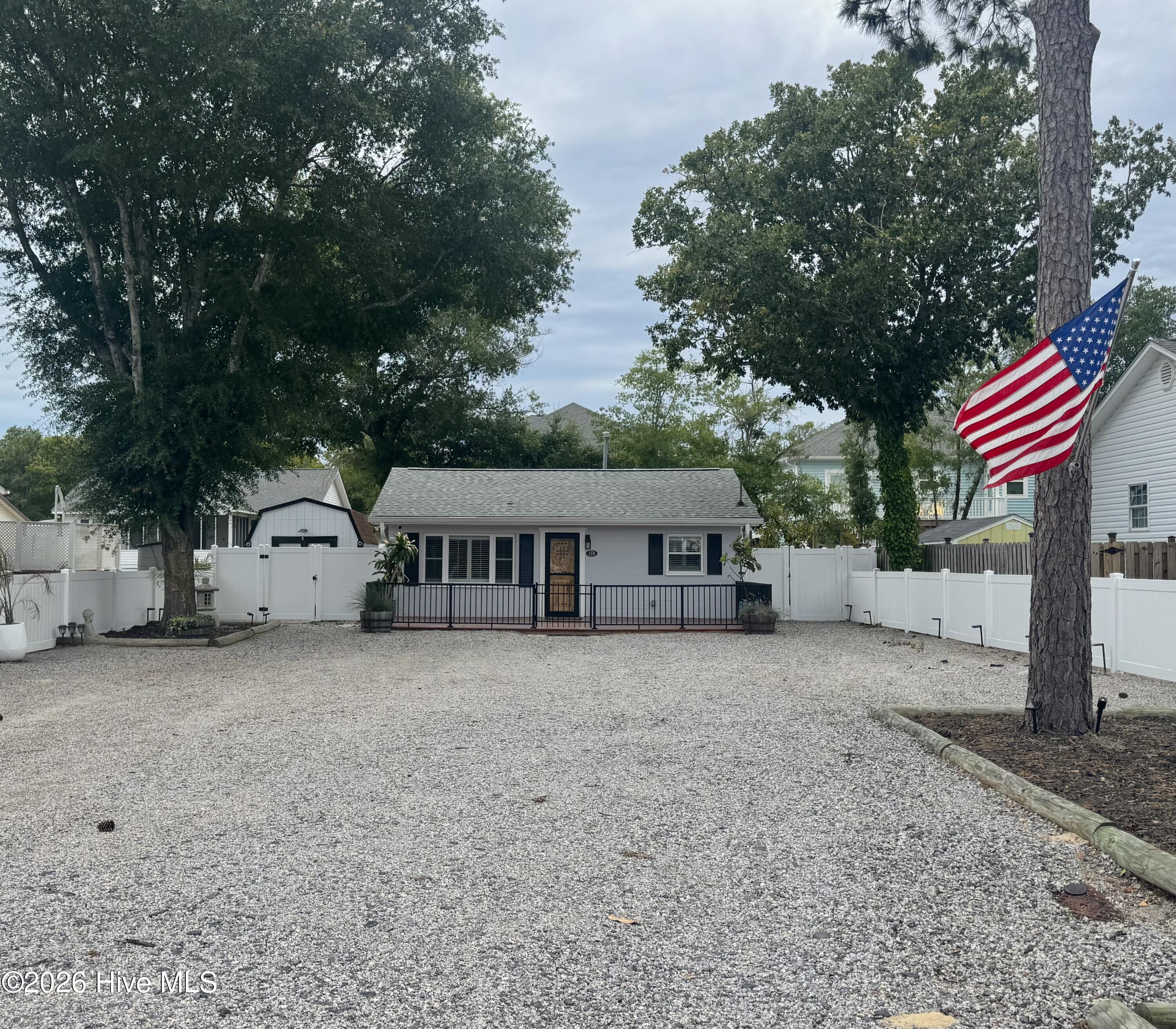 Image 2: Spacious Gravel Lot