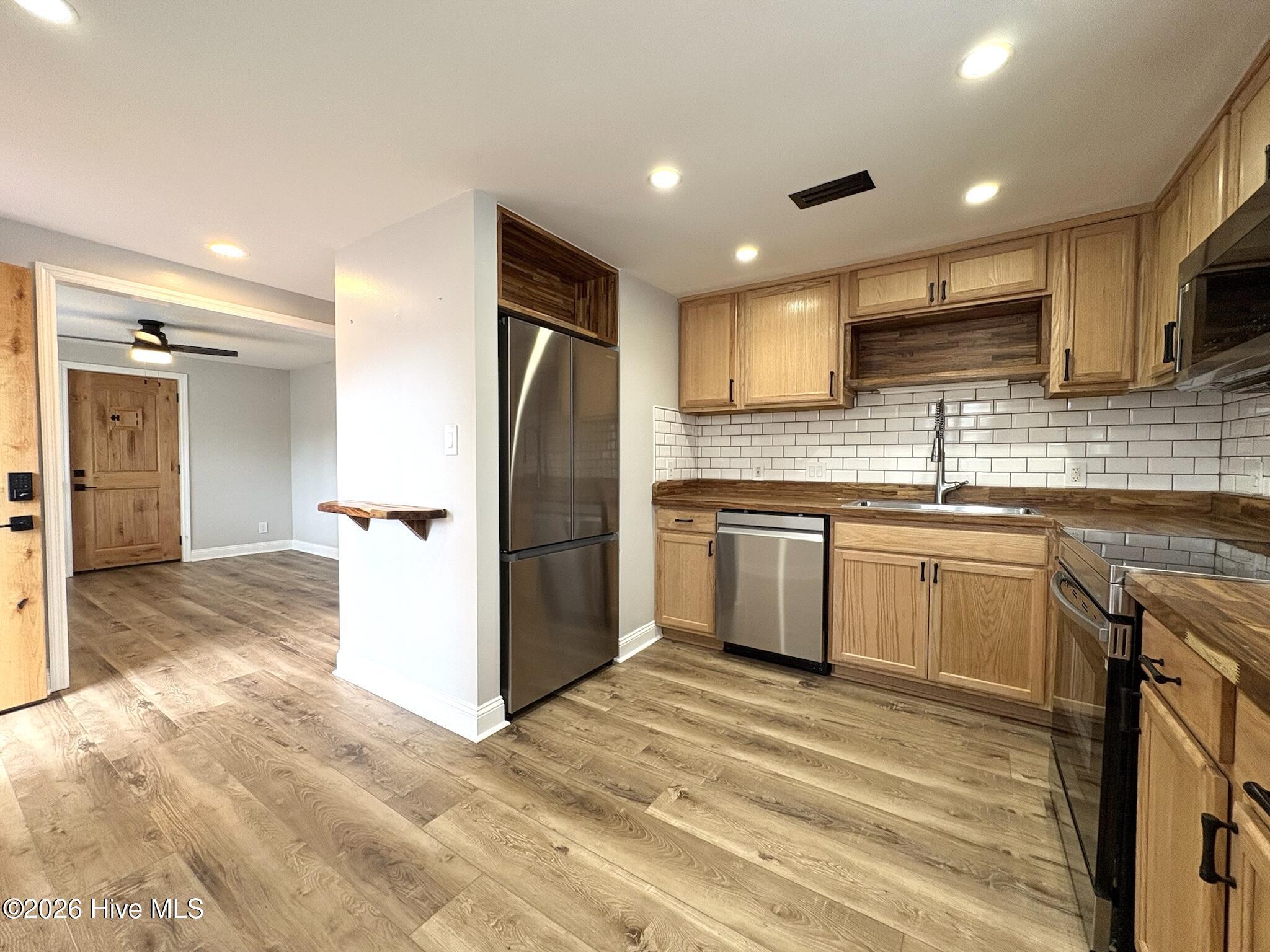 Image 4: Kitchen/Dining Combo