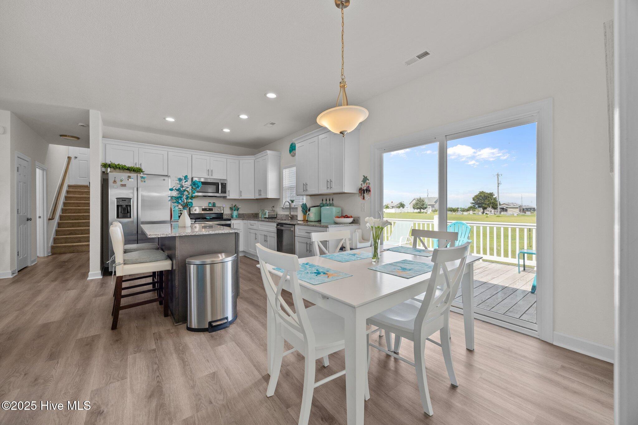 Image 4: 33-web-or-mls-024 HDR 102 Gull Rock View