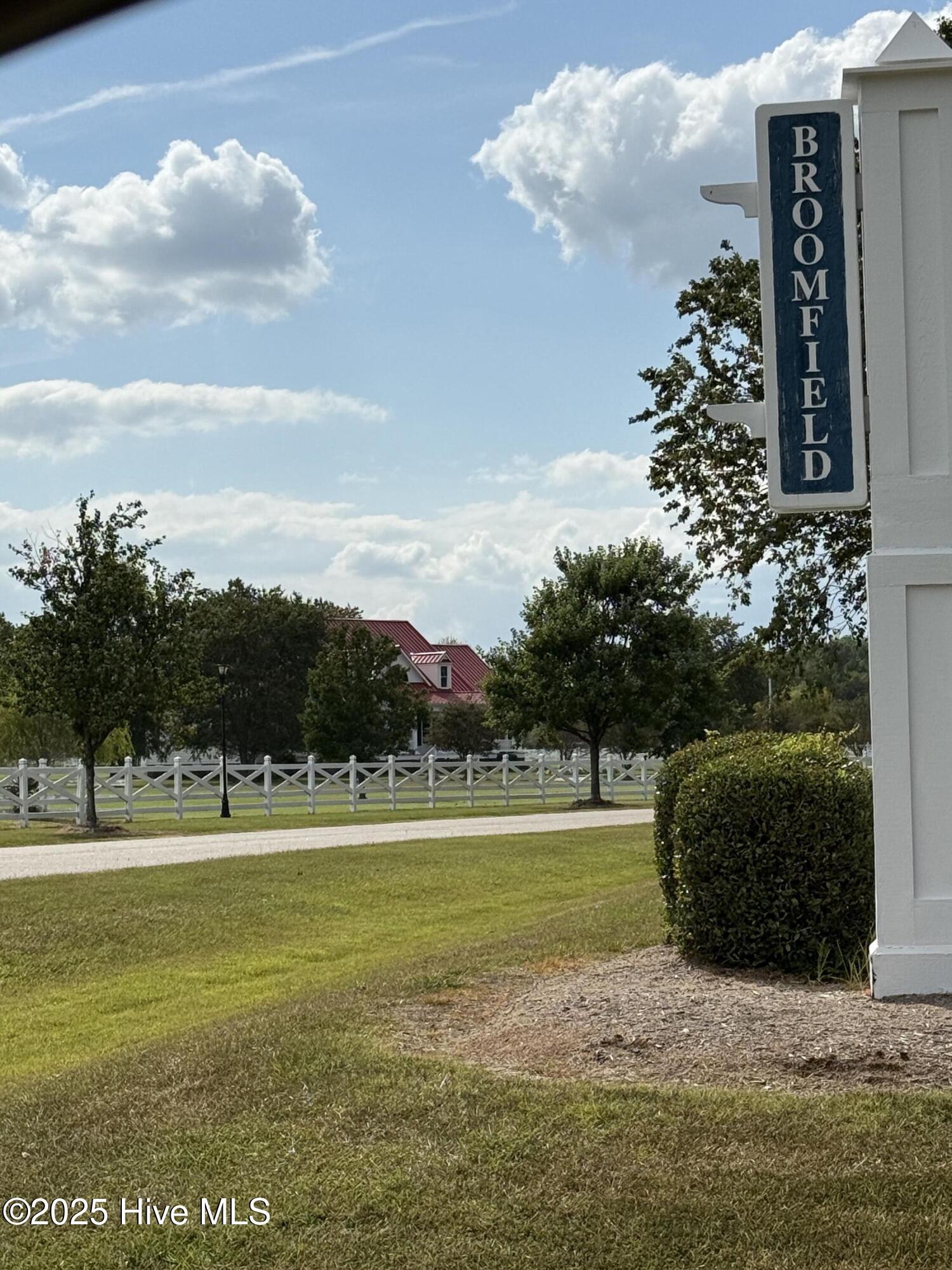 Image 4: Entrance to Community