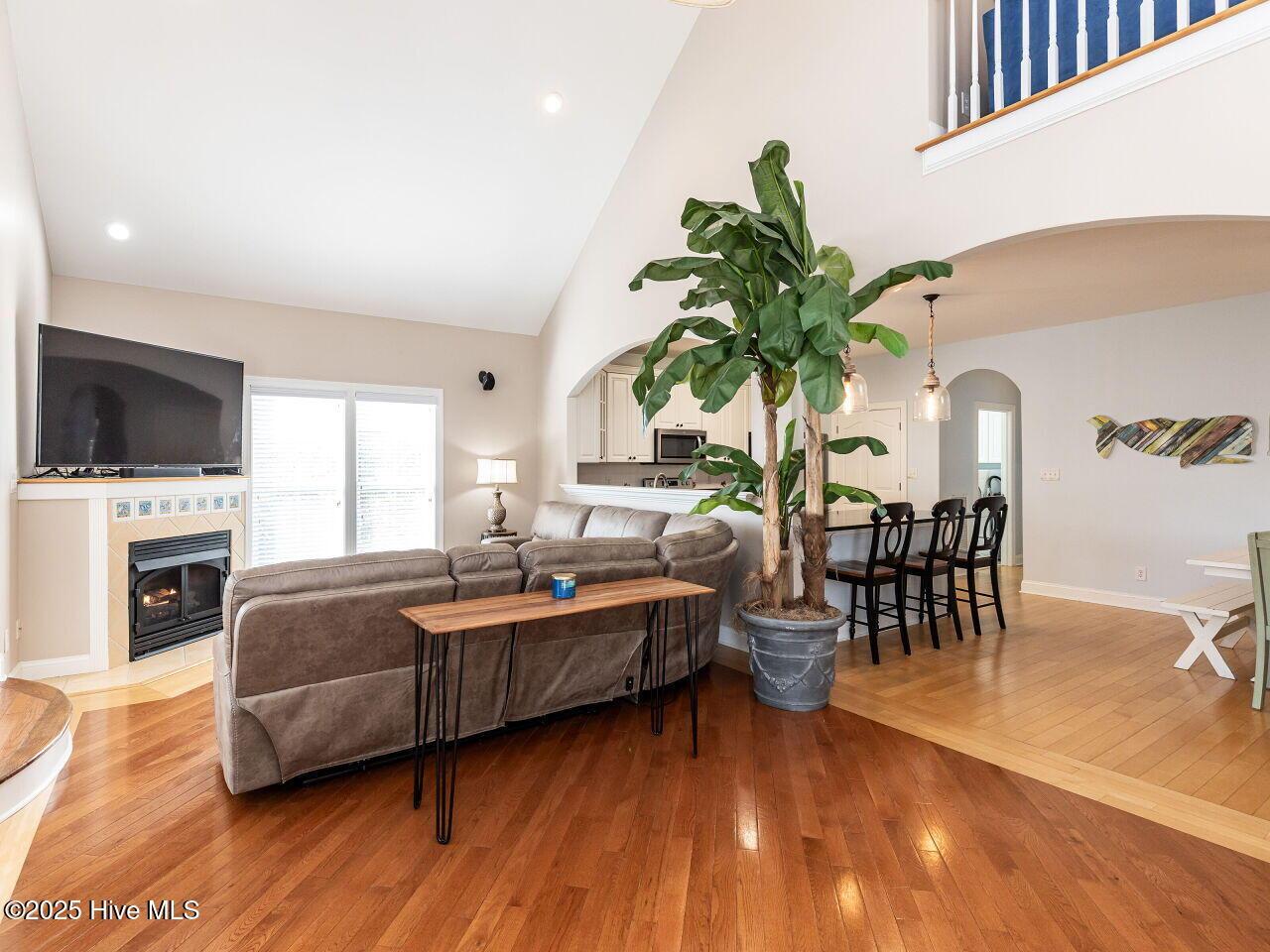 Image 3: 006-1280x960-open-living