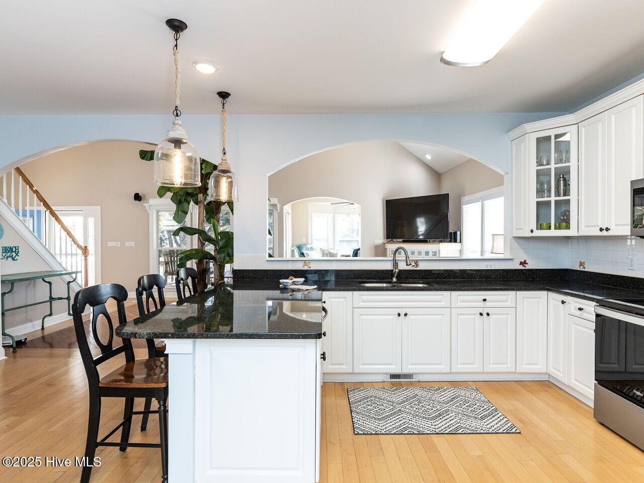 Image 4: 012-1280x960-kitchen