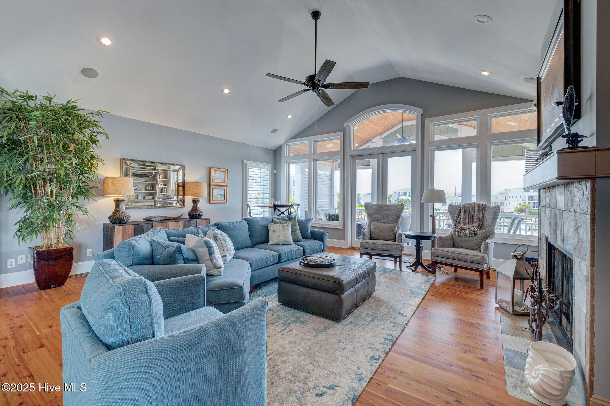 Image 4: Third floor living