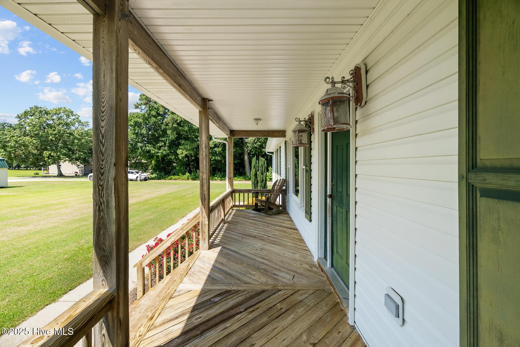Image 3: 104 Perrys Way front porch