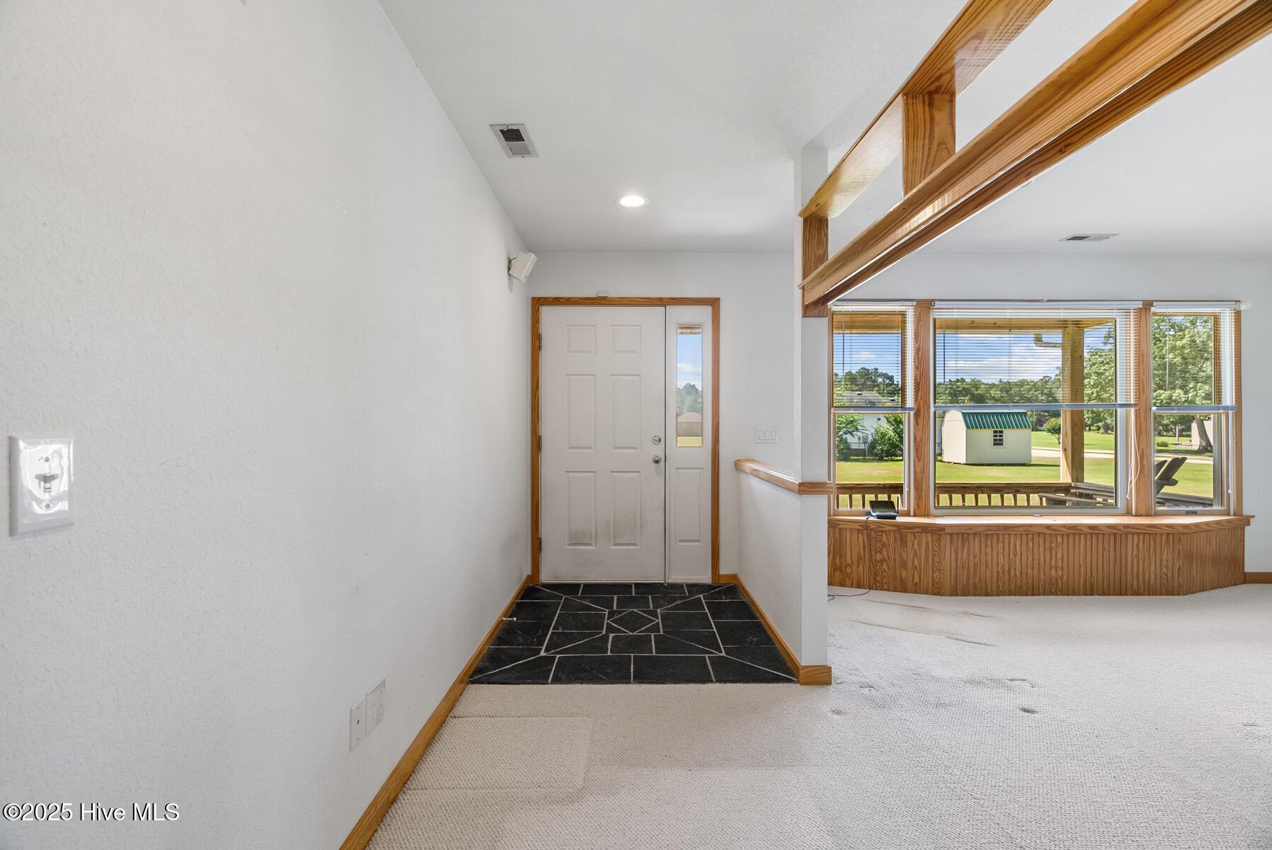 Image 4: 104 Perrys Way Foyer