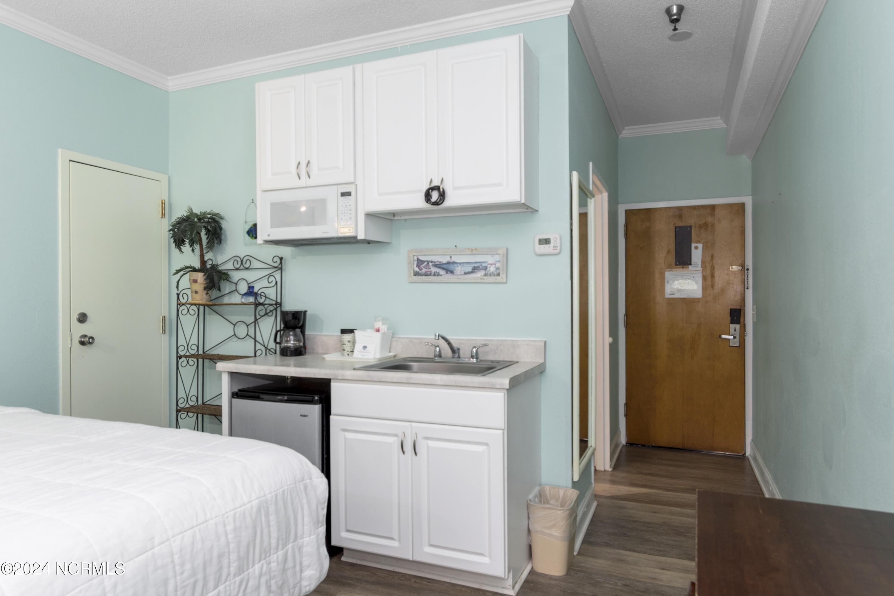 Image 4: PalmSuites-139-10-29-24-001