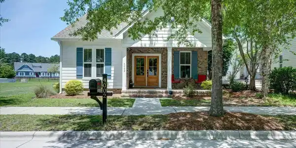 Image 3: 01-4002_Harkers_Way-36