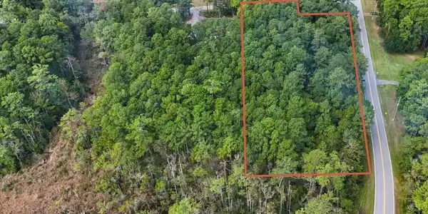 Image 3: 2.5 acre corner lot in Beaufort