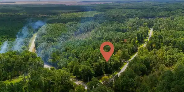 Image 4: 2.5 acre corner lot in Beaufort
