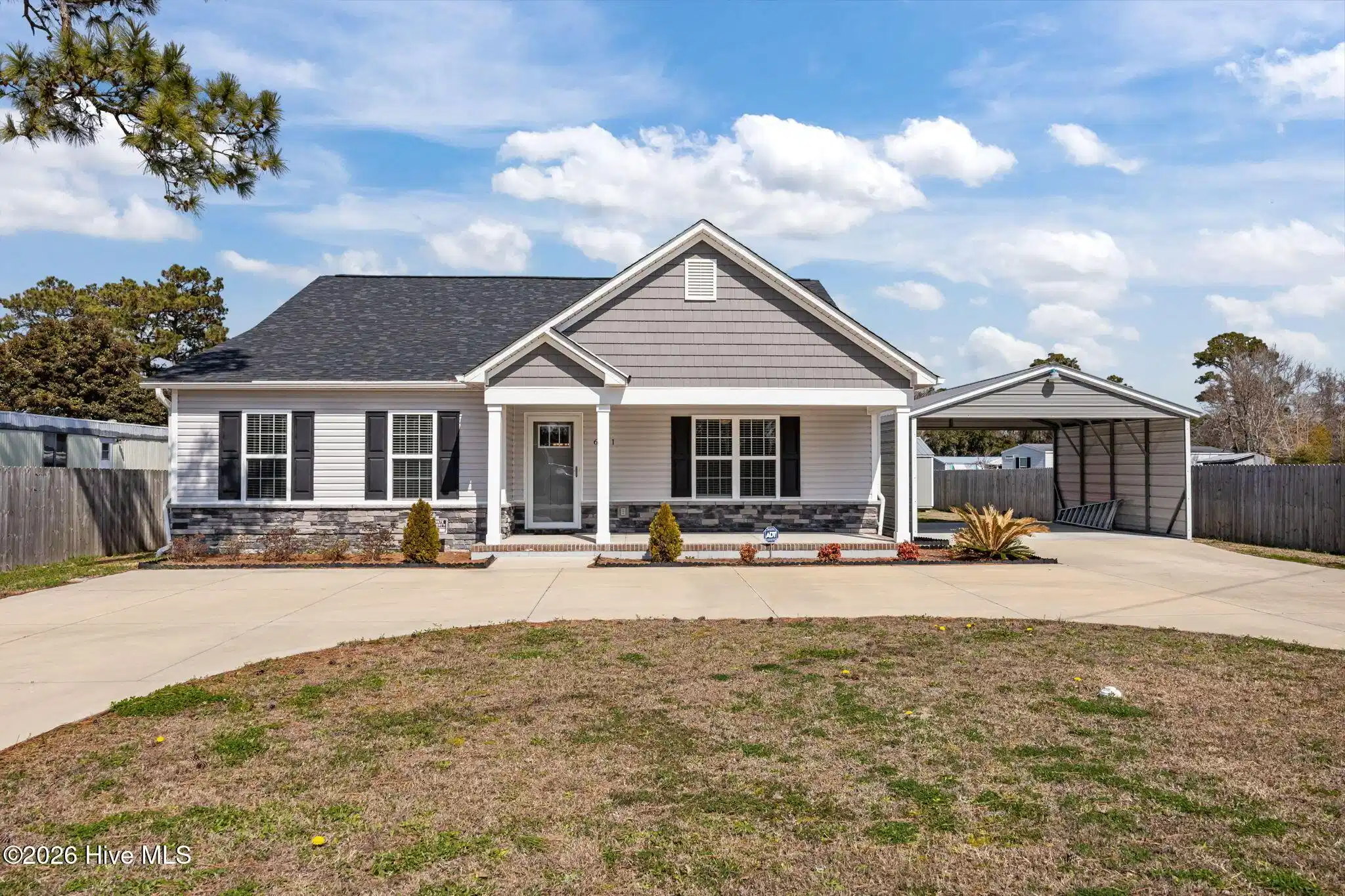 Image 1: 621 W Beaufort Rd