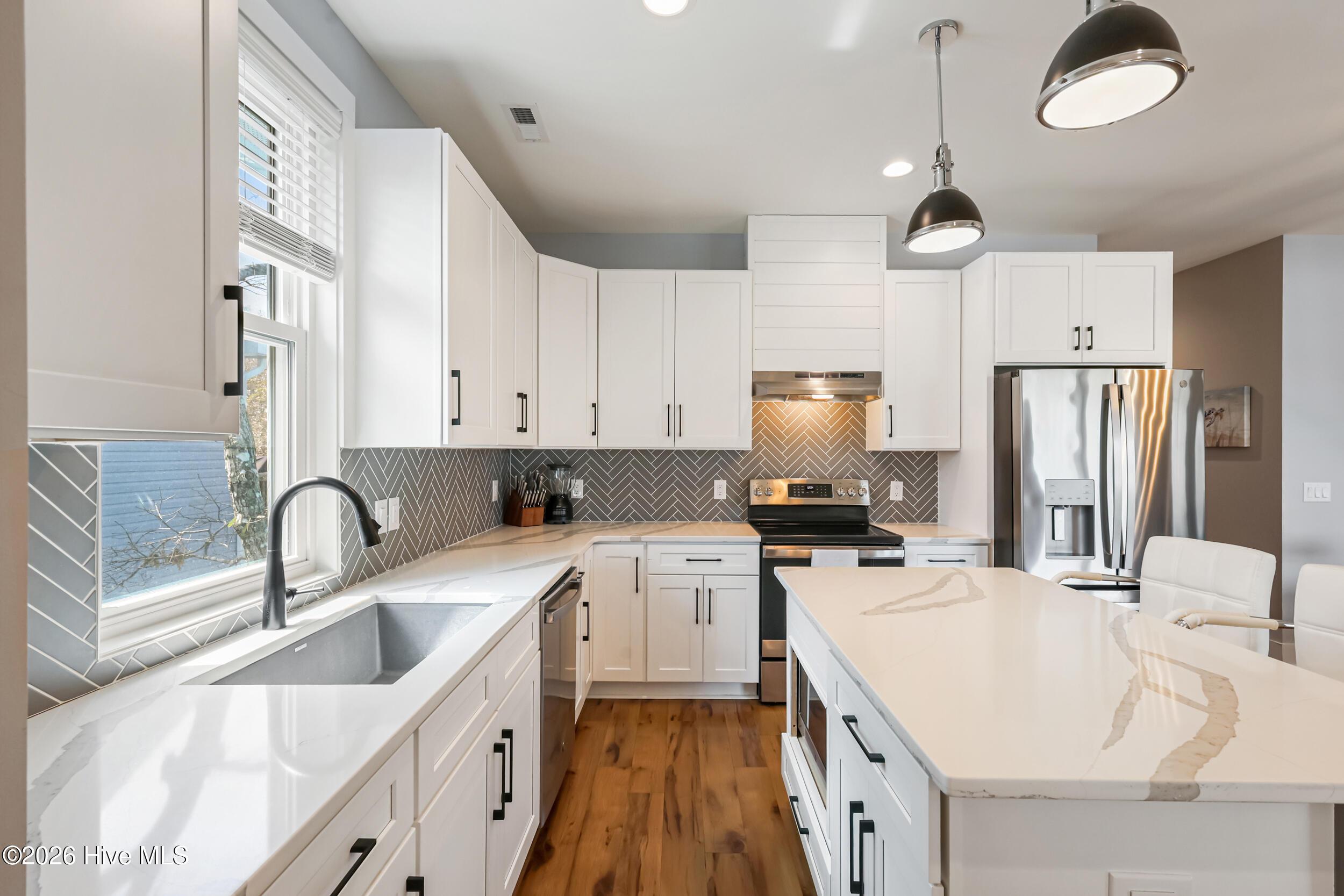 Image 4: kitchen only