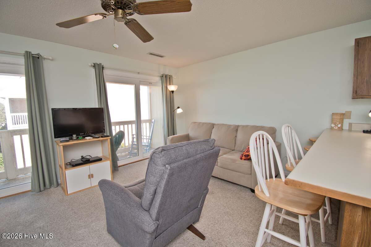 Image 4: Greatroom 2