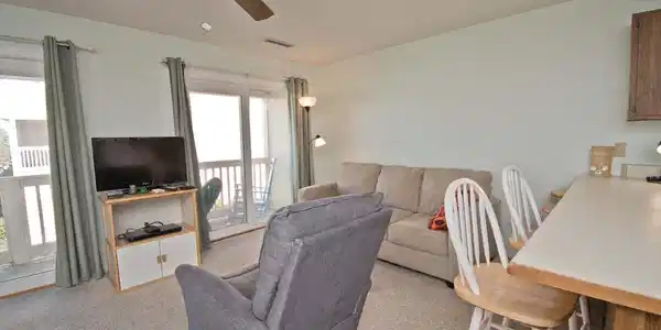 Image 4: Greatroom 2